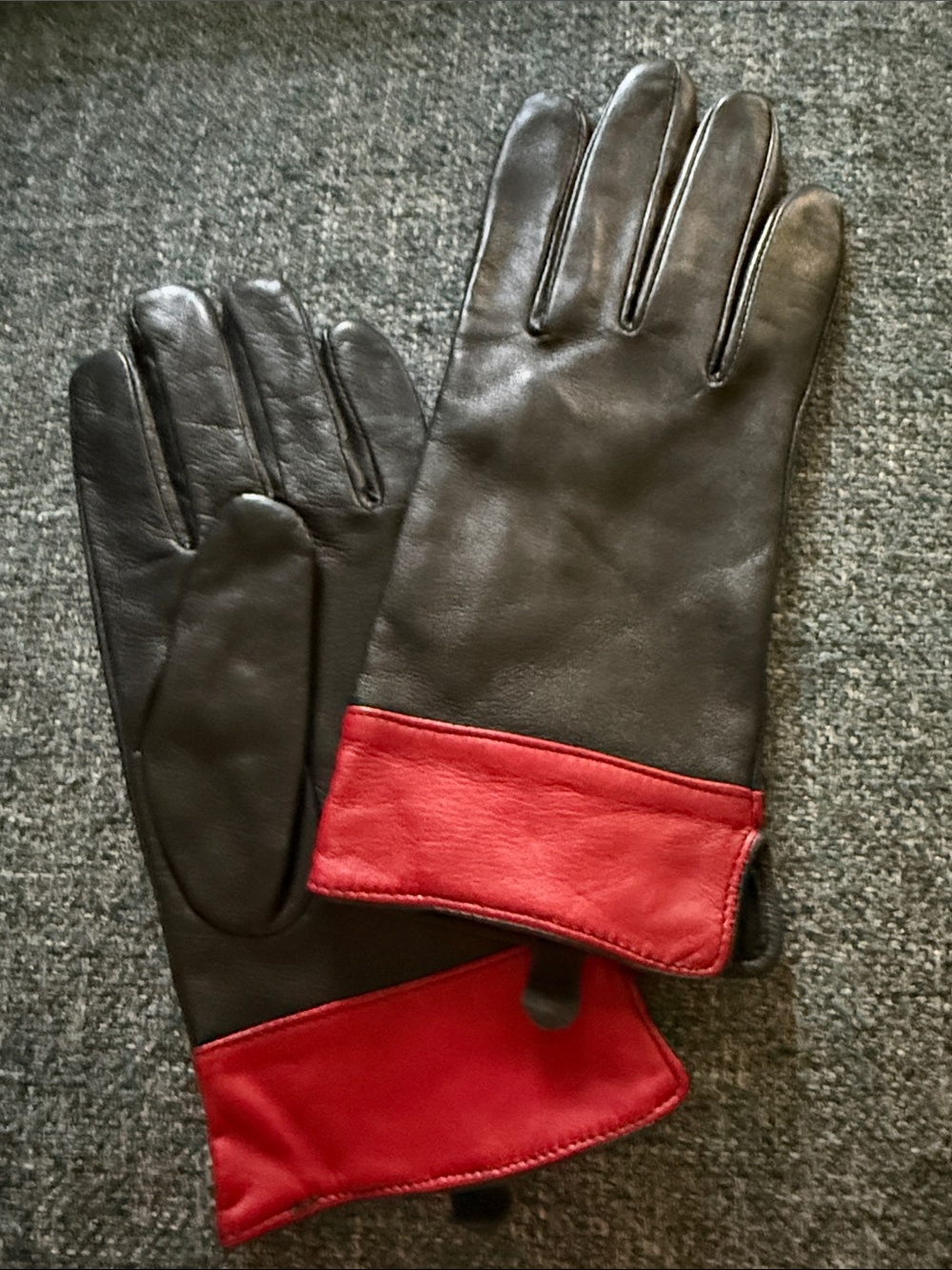 EUC Dillard’s Leather Ladies black Gloves with Red Cuff XL